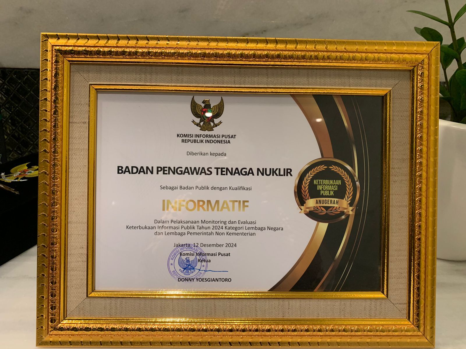 BAPETEN Raih Predikat Badan Publik Informatif Pada Malam Anugerah Keterbukaan Informasi Publik 2024